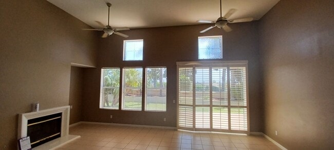 Building Photo - Bright And Airy End Unit In Gated Sanderling Community
