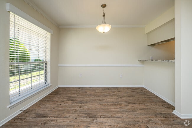 2BR, 1BA - 920SF - Dining Room - Chateaux Dijon Apartments