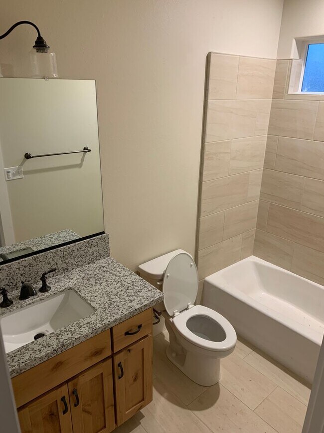 Foto del edificio - Newly Built Home with 3 Primary Suites complete with full Bathroom in ideal location!
