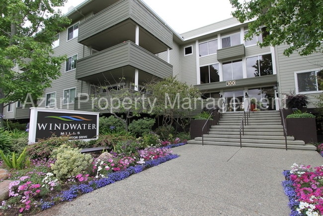 Building Photo - 300 Murchison Dr