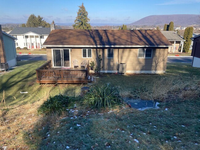 Building Photo - Three Bedroom House in Boalsburg Available for Mid-July