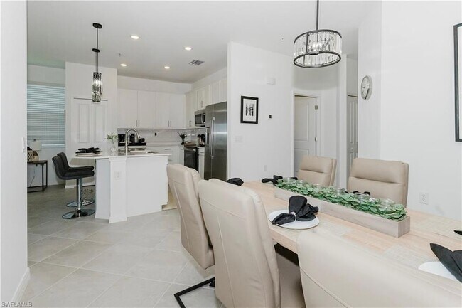 Foto del edificio - 15275 Green Acre Avenue Unit 338