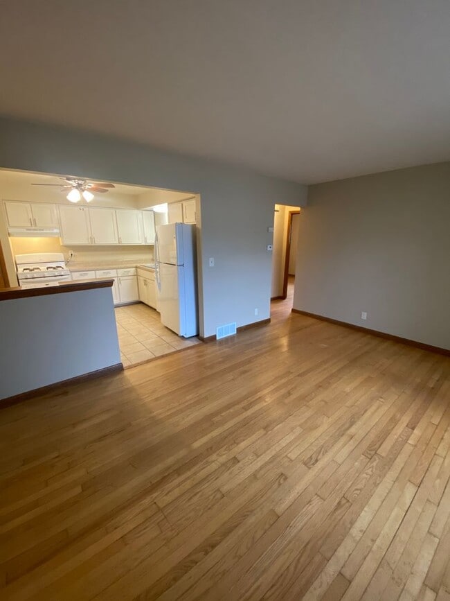 Foto del edificio - Lower 2 Bed/1 Bath Apartment Available!