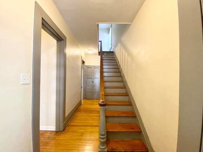 Foto del edificio - 5 bedroom /2 bath Mins. from UC for $750/p...