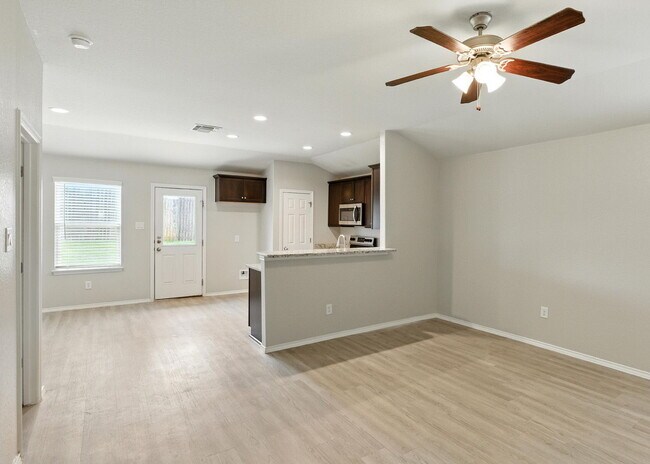 Foto del edificio - Immaculate 3BR/2BA Home Featuring Open-Con...