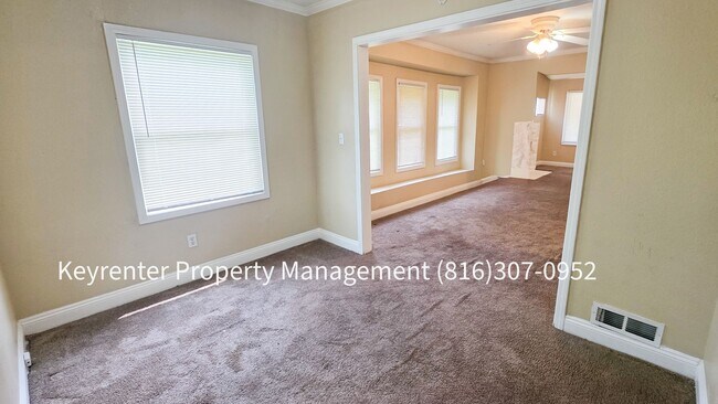 Building Photo - 4 Bed, 1 Bath Home available now!