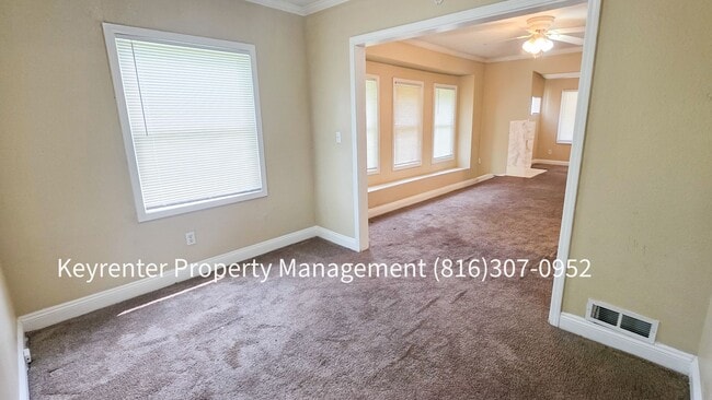 Foto del edificio - 4 Bed, 1 Bath Home available now!