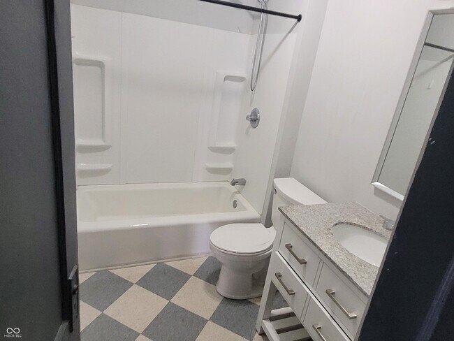 Foto del edificio - 629 Carlyle Pl