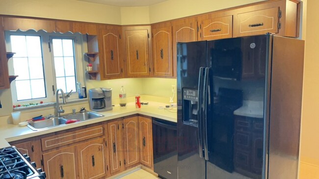 Building Photo - Charming 3-bedroom, 2.5-bathroom house loc...