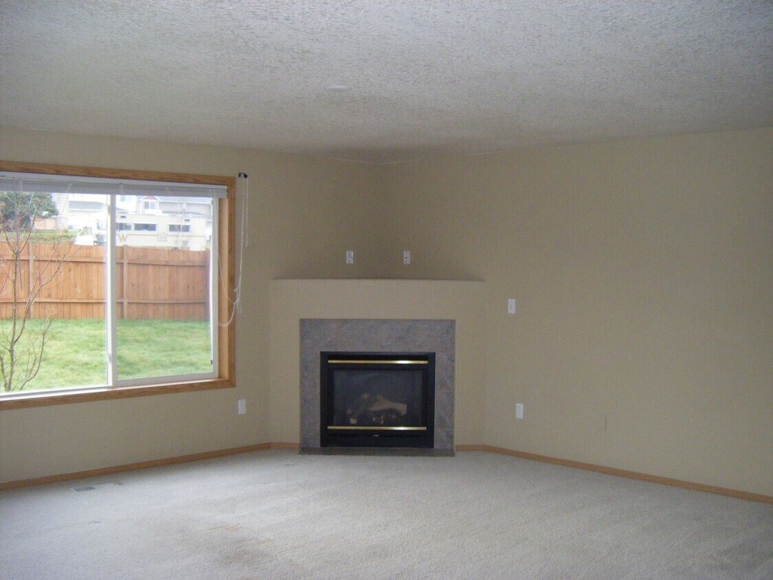 Building Photo - Spacious home in the Desirable Green Meado...