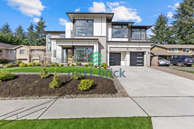 Building Photo - "Stunning 5-Bedroom Kirkland Home with 4.5 Baths and 4,125 Sq Ft of Luxurious Living Space!"