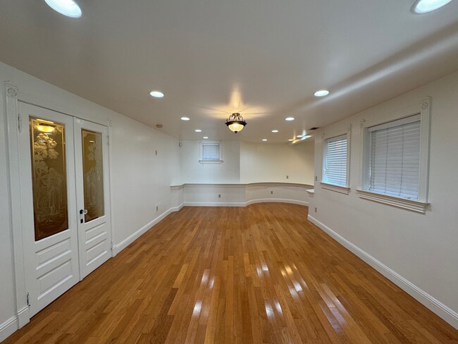 Building Photo - 2112 Santa Clara Ave