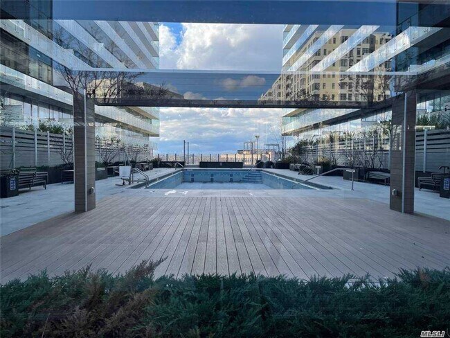 Foto del edificio - 40-22 College Point Blvd