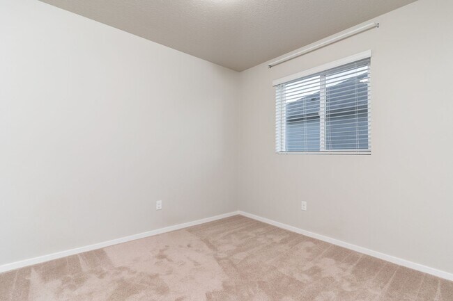 Building Photo - 4 Bedroom home in SE Bend with a community...