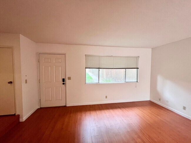 Building Photo - Adorable 3 bed / 1.5 bath Condo
