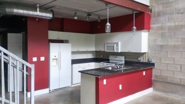 Building Photo - Loft Style Spacious And Close To Shands An...