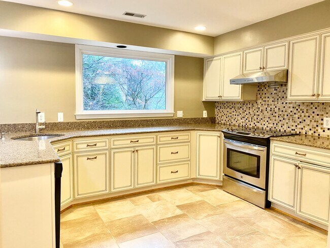 Building Photo - 5 Bedroom/ 4 Bathroom/ Garage/ Pets Welcome!