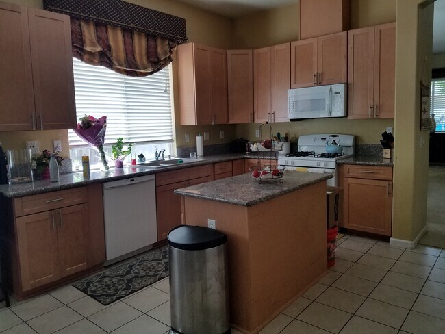 Foto del edificio - Stunning 4/2 Natomas Single Story!  PLEASE...