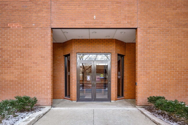 Building Photo - 899 S Plymouth Ct