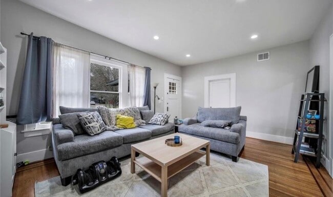 Building Photo - 4614 Park Dr