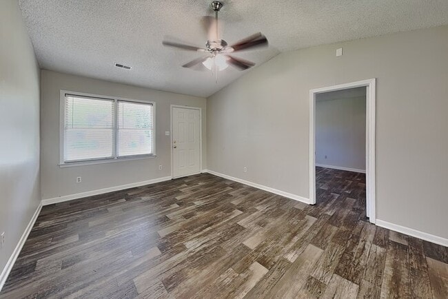Foto del edificio - 2215 Medlin Ct