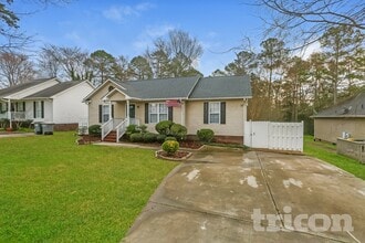 Building Photo - 615 Flicker St