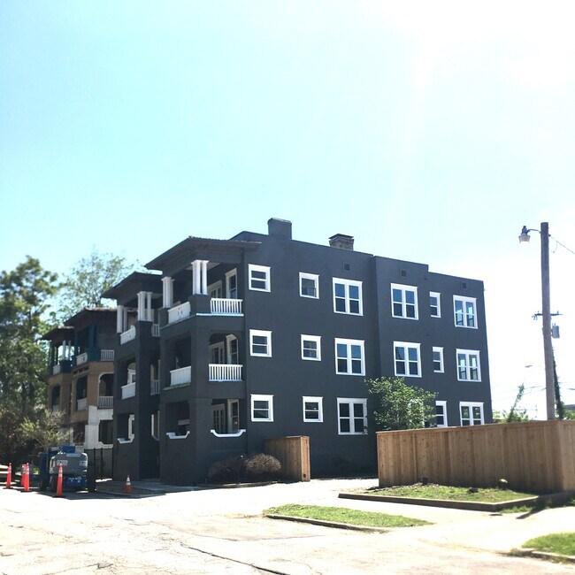 Building Photo - 1218 S Elgin Ave