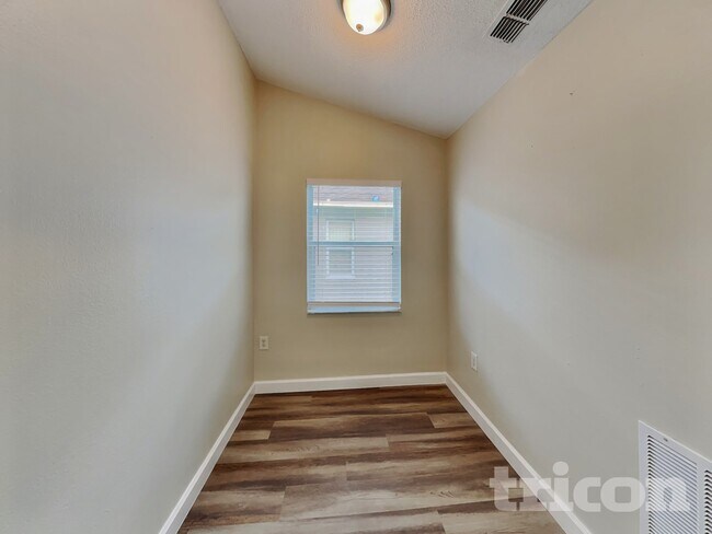 Foto del edificio - 2107 Flintlock Blvd