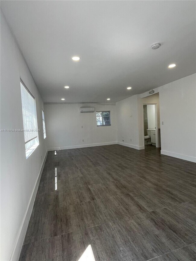 Foto del edificio - 7116 Bay Dr