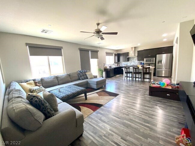 Foto del edificio - 2899 Tremont Ave