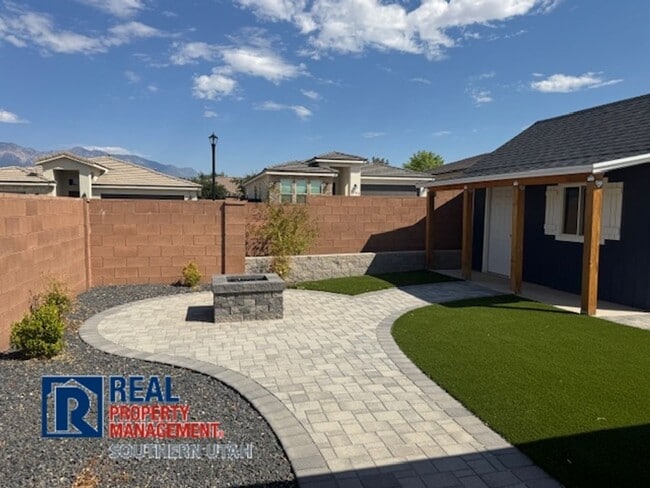 Building Photo - Home with great yard in Hurricane