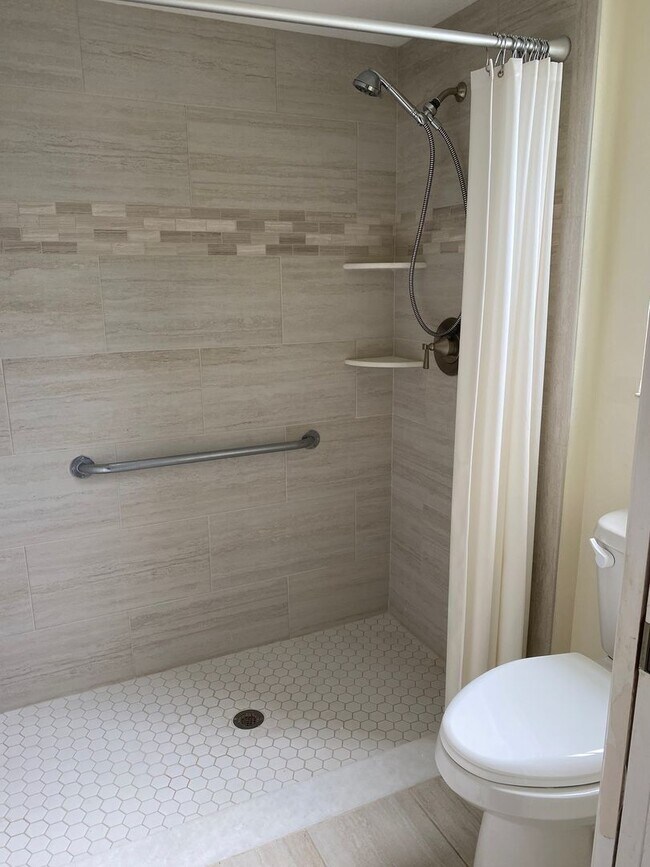 Foto del edificio - Spacious 3  Bedroom plus Den 3.5 baths 2 c...