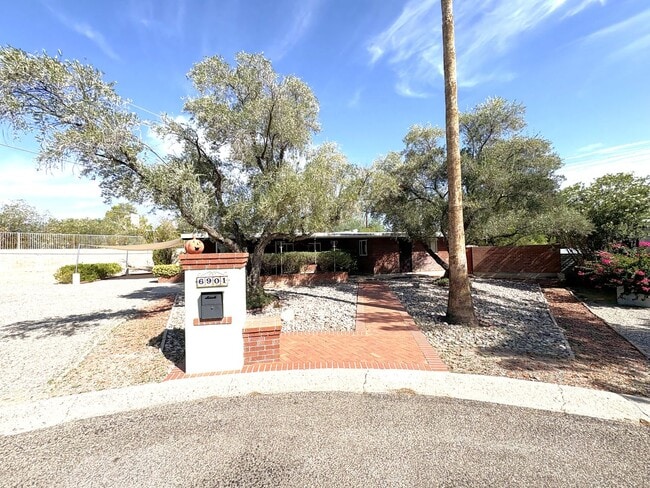 Eastside home with privacy on cul-de-sac - Eastside home with privacy on cul-de-sac