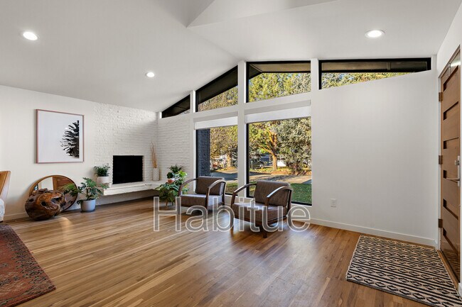 Foto del edificio - 3132 Crane Creek Rd