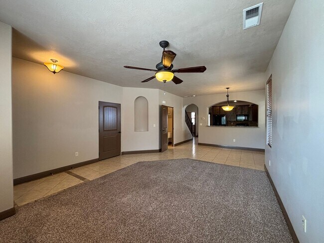 Foto del edificio - SPACIOUS HOME FOR RENT!