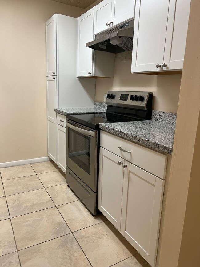 Building Photo - Remodeled First Floor Cutie!