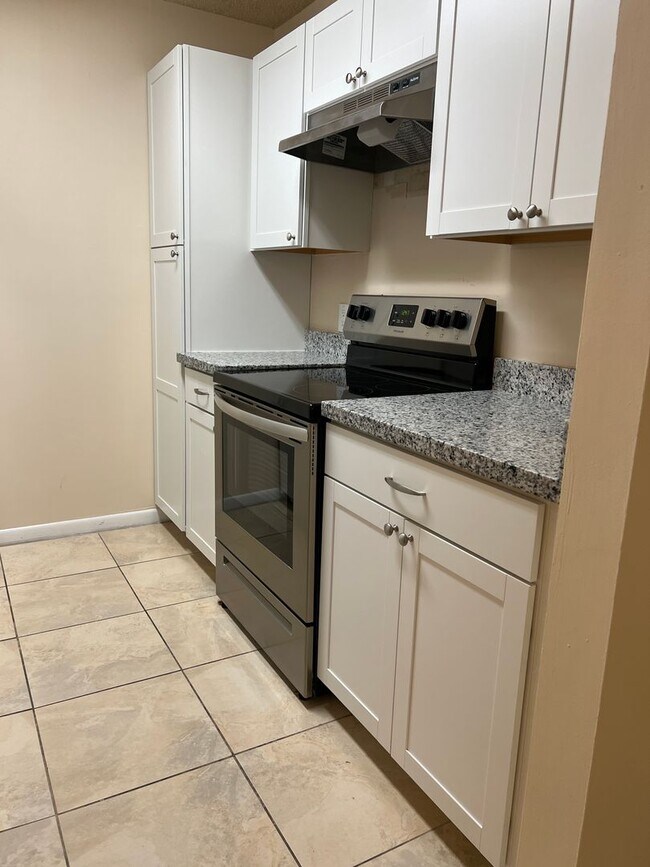 Foto del edificio - Remodeled First Floor Cutie!