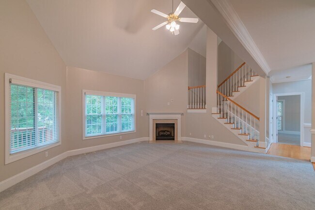 Building Photo - Spacious 5 Bedroom, 3.5 Bathroom Home in M...