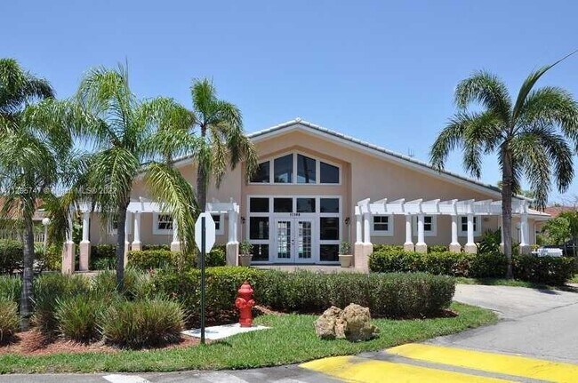 Foto del edificio - 870 NE 212th Terrace