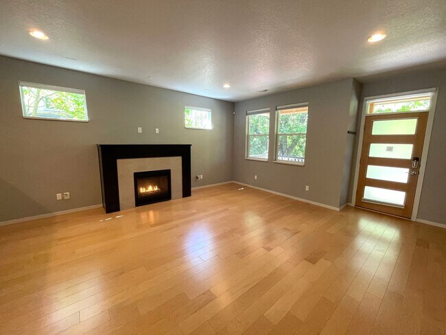 Building Photo - Stunning Home close to N Mississippi with ...
