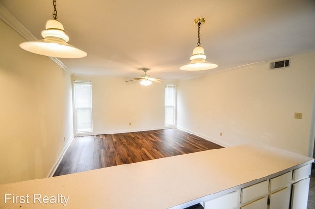 Building Photo - 1 br, 1 bath Apartment - 516 E. Glenn Ave.