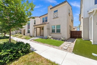 Building Photo - 2028 Avenida Andanza