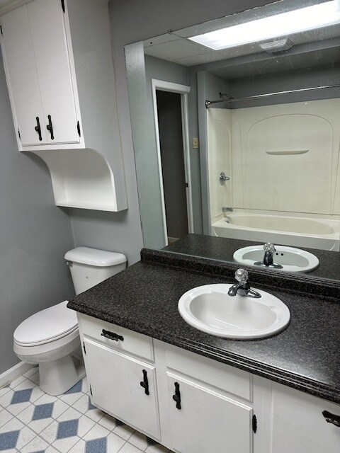 Baño - 103 E Cherry St