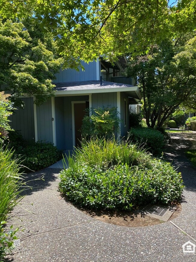 Foto del edificio - Townhouse in Desirable Location, Near Shopping, Bike Trails, Water & Garbage Included