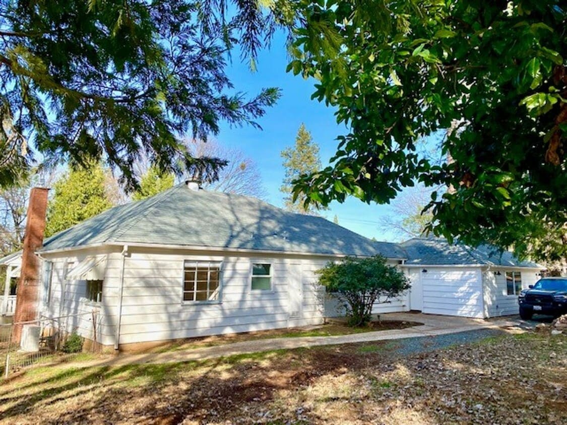 Primary Photo - Delightful Vintage Country Home