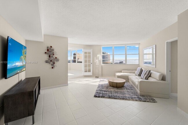 Building Photo - 801 Brickell Bay Dr