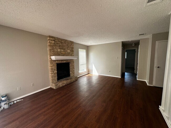 Foto del edificio - 2202 Donahue Ln