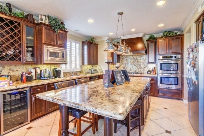 Gorgeous kitchen with full backsplash granite - 853 Aspen Glen Rd