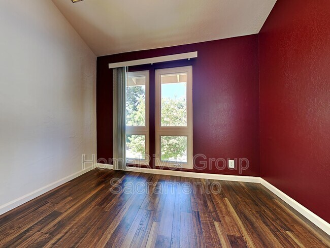 Building Photo - 7949 La Riviera Dr