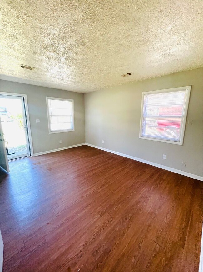 Foto del edificio - ** 3 bed 1 bath located in Boylston ** Cal...